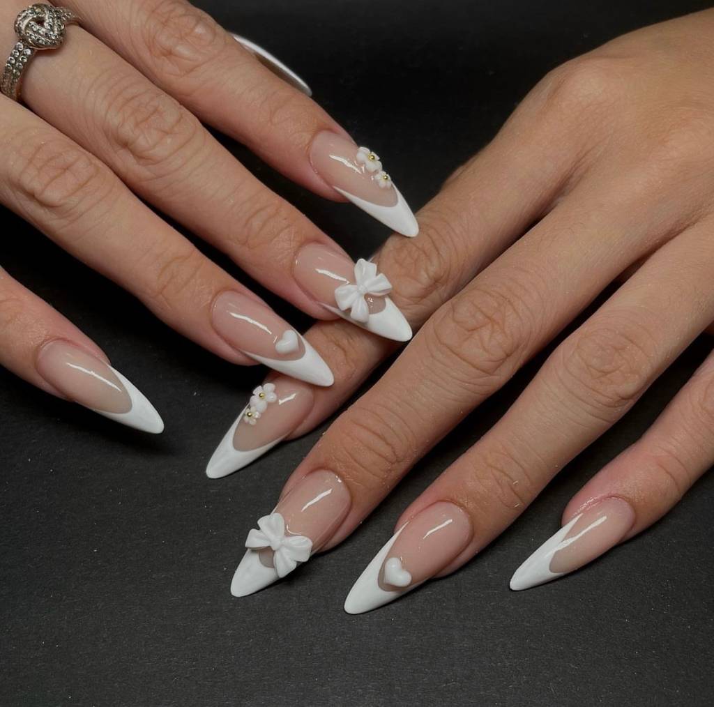 nail-arts-elegantes-noivas-branca-adereços nail art elegante para noivas com adereços