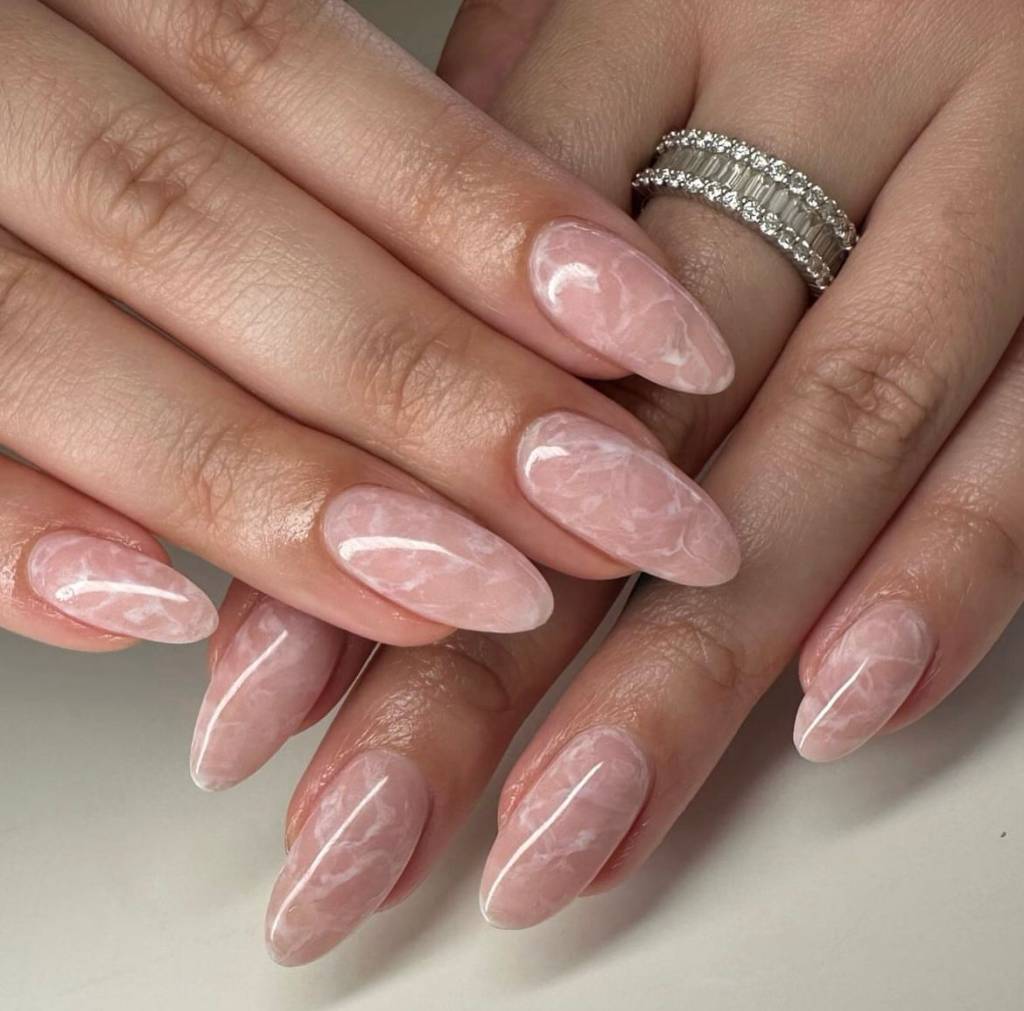 nail-arts-elegantes-noivas-branca-marmorizada nail art elegante para noiva marmorizada