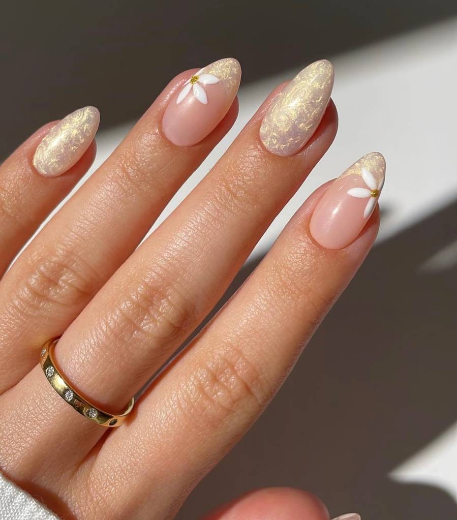 nail-arts-elegantes-noivas-dourada-brilhante nail art elegante para noiva doura e cintilnate