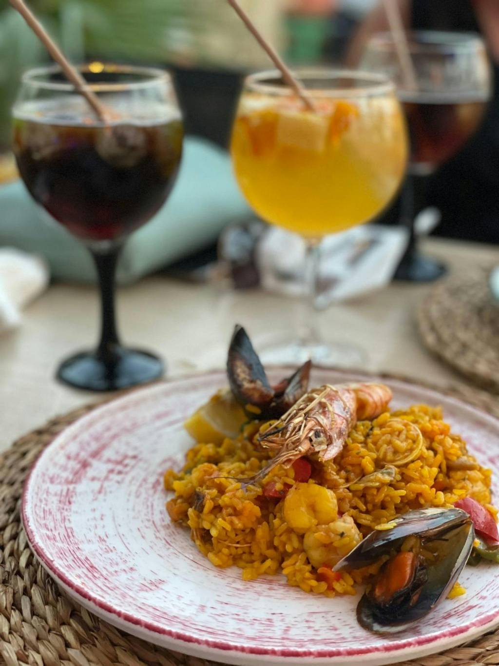 o-que-e-cataplana Prato com arroz de frutos do mar e taças ao lado