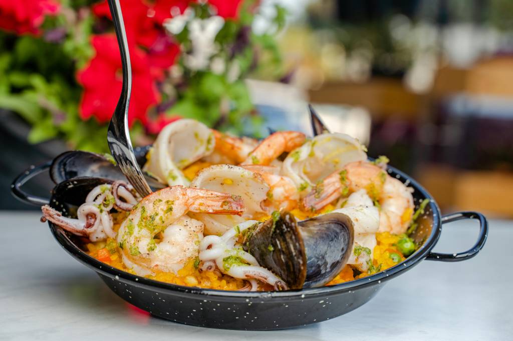 Receita de Cataplana é perfeita para quem ama frutos do mar
