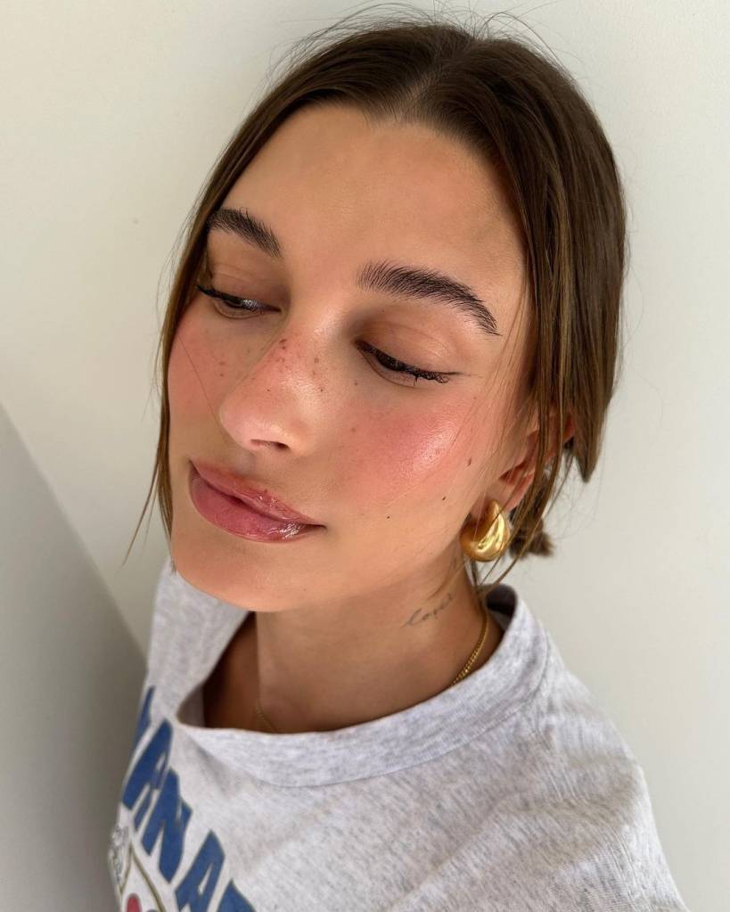 sobrancelhas-penteadas-Haylei-Bieber-maquiagem Hora do blush: Hailey Bieber em mais uma forte tendência de beleza