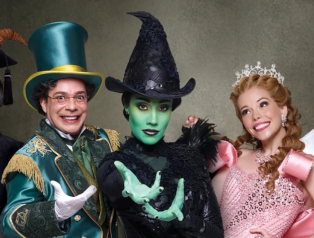 wicked-brasil-peça-2023 Marcelo Médici, Myra Ruiz e Fabi Bang como O Mágico de Oz, Elphaba e Glinda na montagem do musical Wicked, em 2023