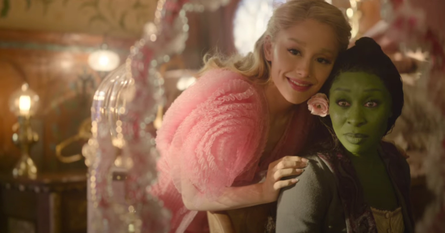 Ariana Grande e Cynthia Erivo como Glinda e Elphaba no filme "Wicked"