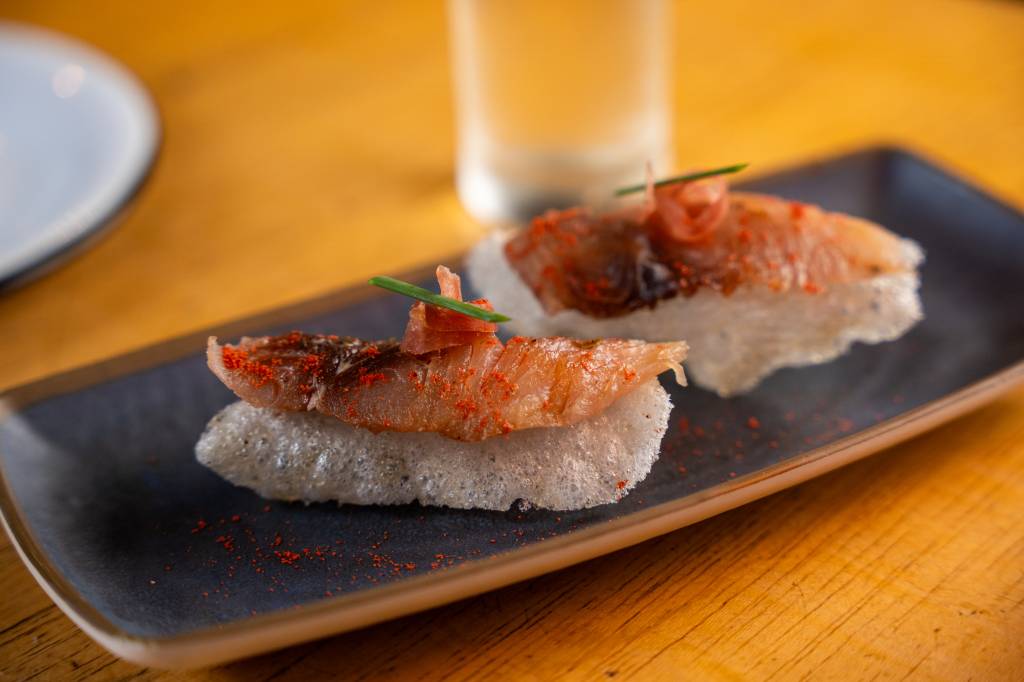 Koya 88_Nigiri crocante com vinagre em pó, shoyu, pargo curado, kombu, tomate em pó e jamón_Foto Helena Rubano 2 2º Festival de Tapas São Paulo