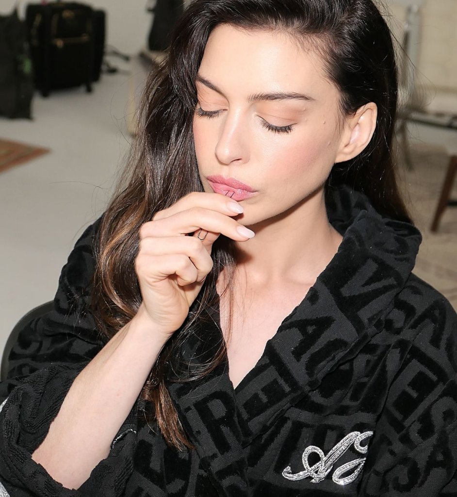 Anne Hathaway ensina o truque para ficar com os lábios carnudos