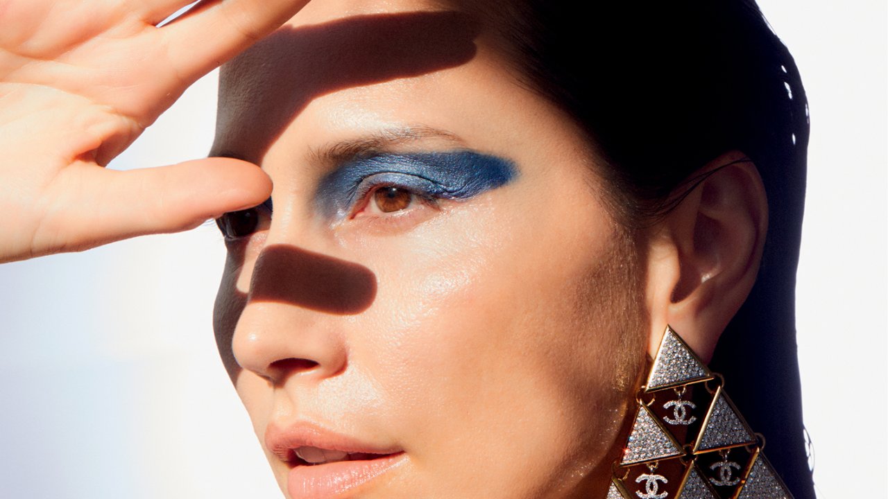 maquiagem elegante com sombra azul e pele glow
