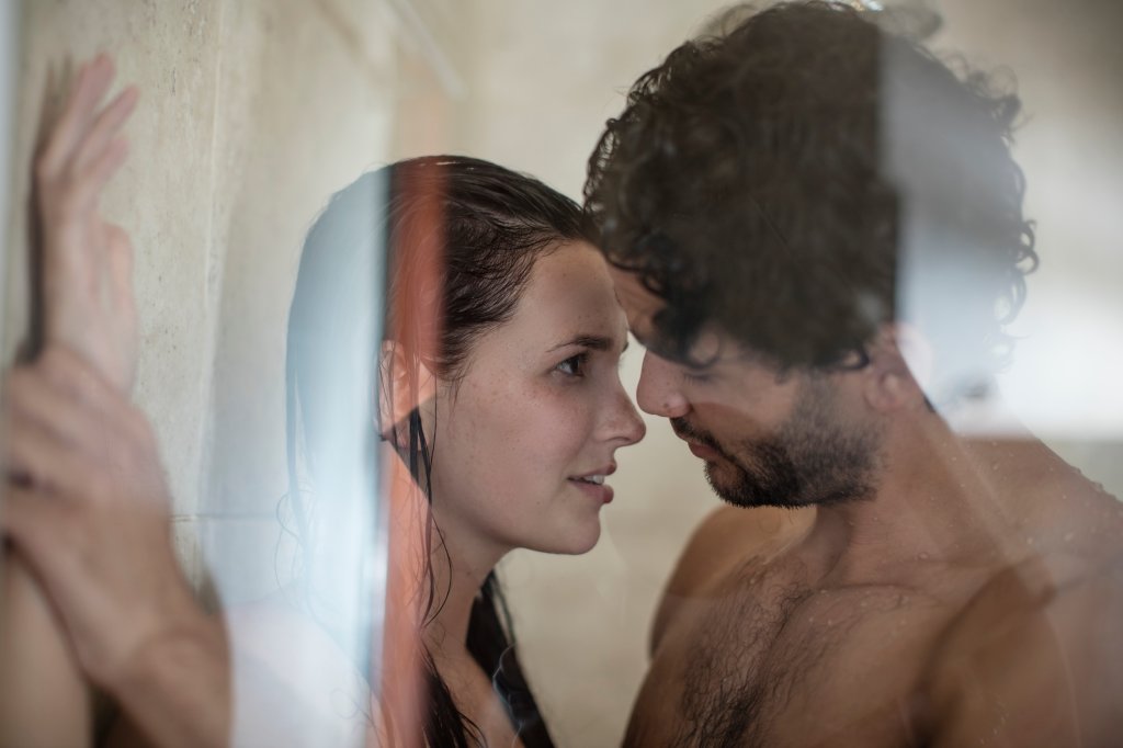 Sexo no banho - transar no chuveiro - dicas de segurança, lubrificação e posições