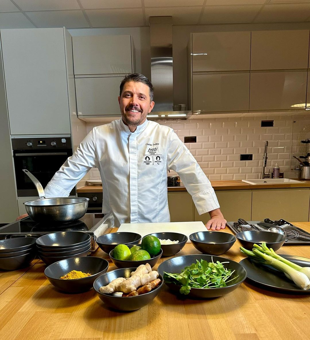 O chef Charles Guilloy comanda o maior restaurante do mundo, montado na Vila Olímpica, em Paris