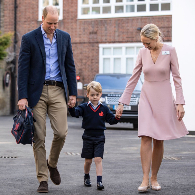 O príncipe George com o pai, William, indo para a nova escola