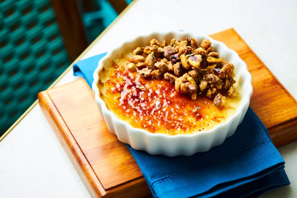 receitas-francesas-creme-brûlée (1) Creme Brülée é finalizado com maçarico