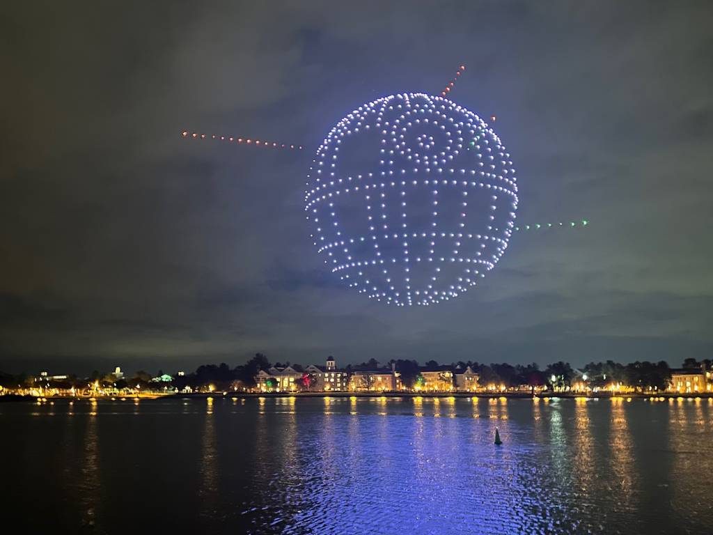TRV-UST-FLA-DISNEY-DRONE-SHOW-1-OS show de drones disney springs