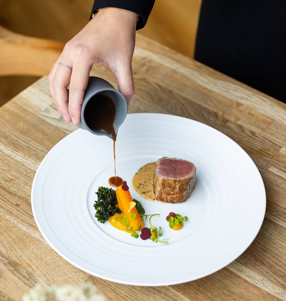 Mignon de vitela faz parte do cardápio que a chef servirá no Brasil