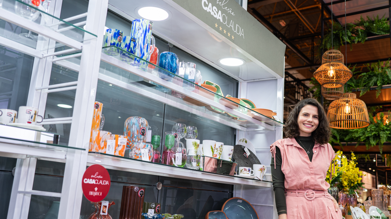 Helena Galante, Diretora de Portfólio da Claudia, com produtos da Seleção Casa Claudia na ABCasa Fair