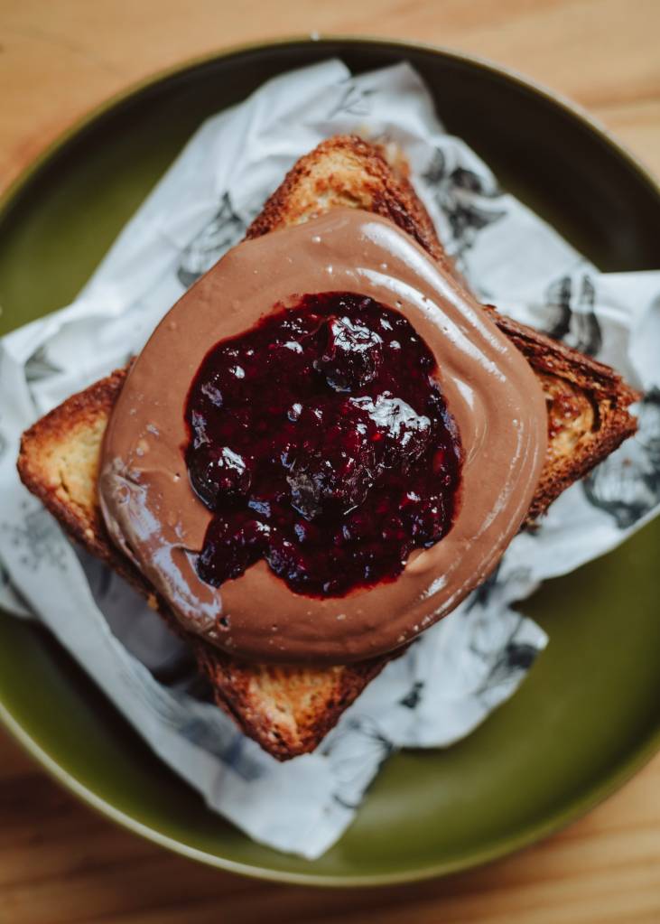 Brioche da casa, Nutella e geleia de frutas vermelhas do AE! Café & Cozinha