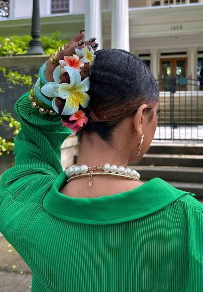 Esses são os 3 penteados mais elegantes usando “piranha” de cabelo