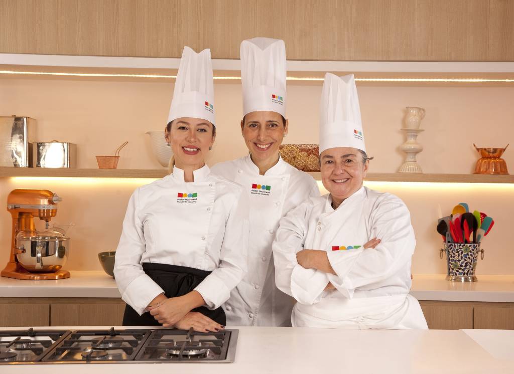 As chefs Amanda Caracante, Paula Rizkallah e Renata Braune dividem seus conhecimentos com os alunos dos 8 módulos do curso Diploma de Cozinha, do Atelier Gourmand