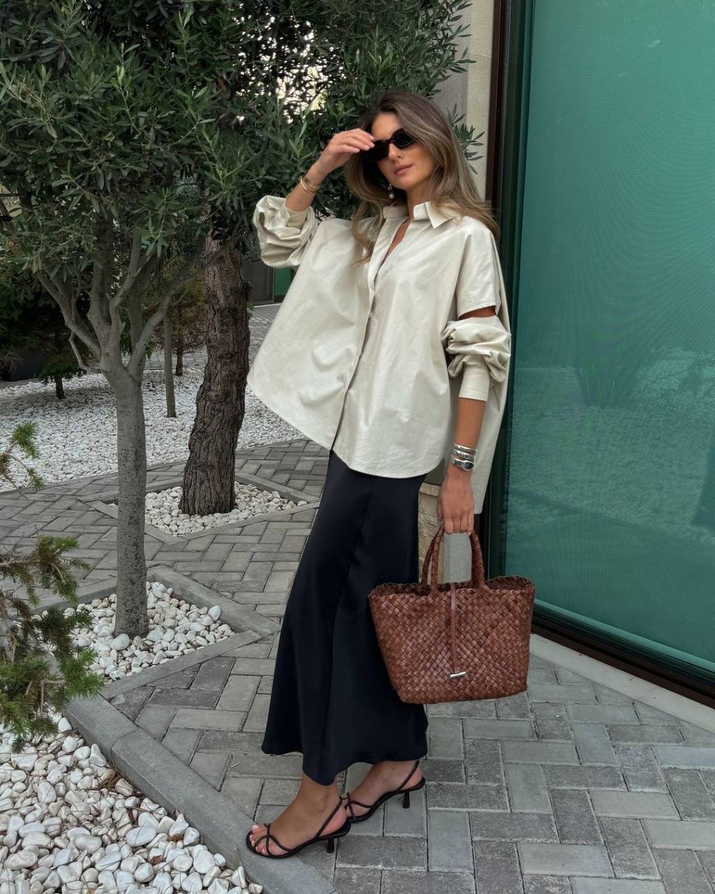 looks-com-camisa-e-saia Camisa e saia midi em look elegante