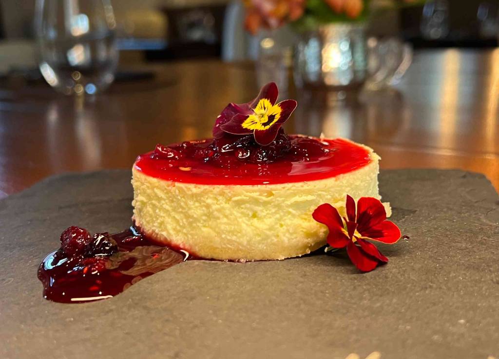 Cheesecake de pistache com calda de frutas vermelhas