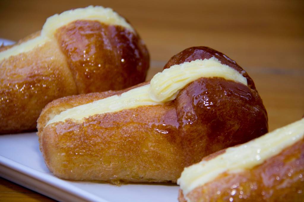 Babà al rum alla crema é uma das sobremesas que podem ser encomendadas na Il Pastaio Rotisserie