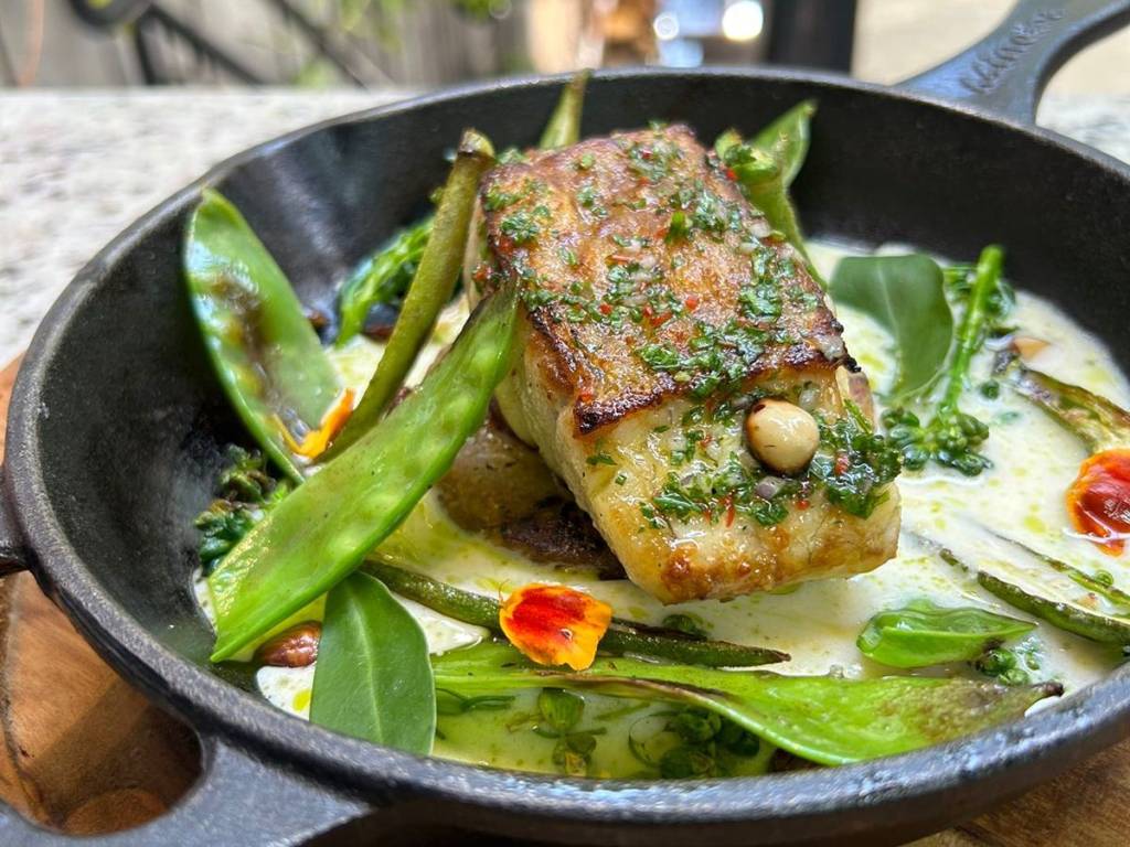 Peixe grelhado com azeite de ervas e mandioca amanteigada cremosa é o prato principal do Belô Café para o Dia dos Pais