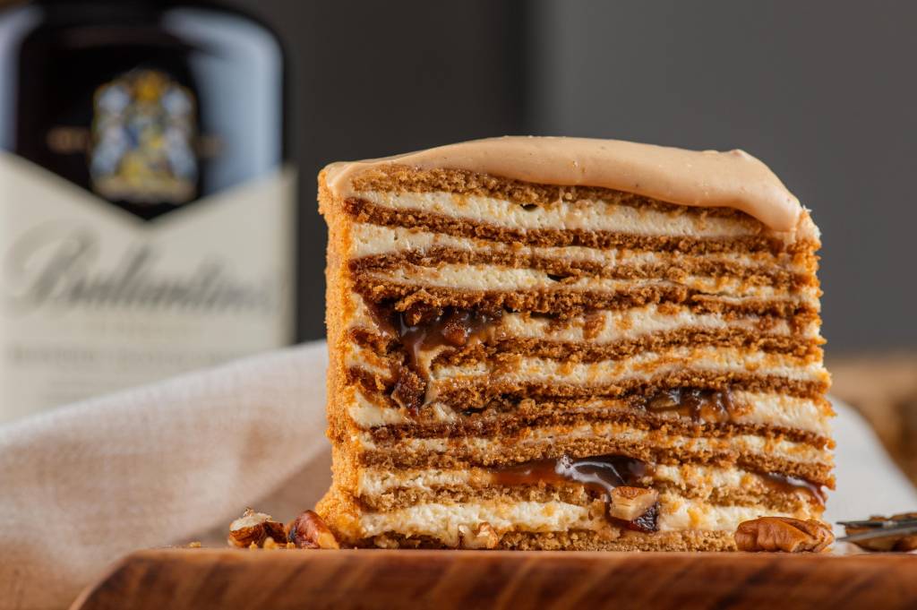 Bolo russo de bacon com pecã e bourbon na boutique Medovik, no Rio