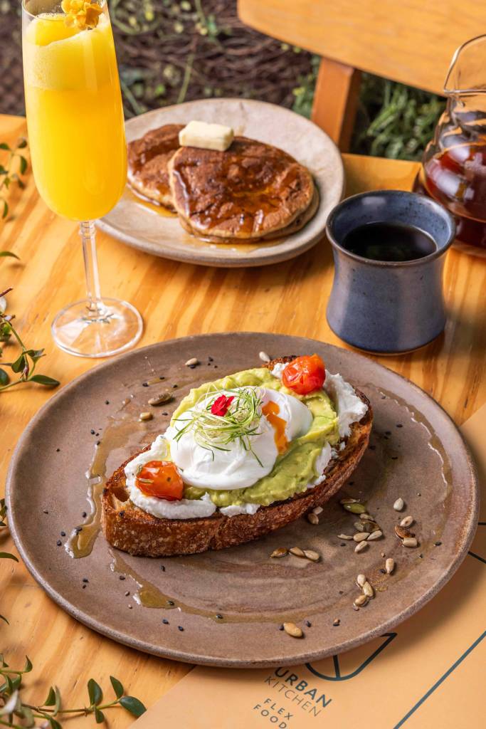 As opções inclusas no brunch do Urban Kitchen contam com drink, café, panqueca e toast