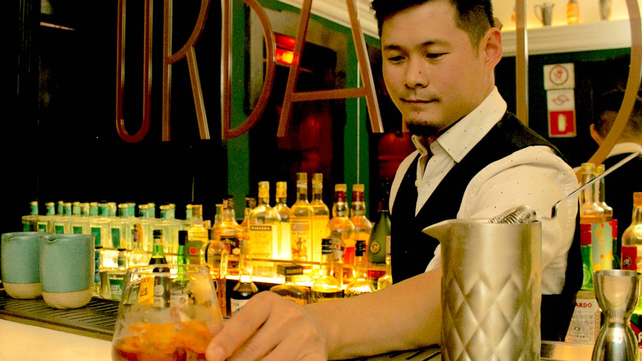 Ryu Komorita atrás do balcão do Drosophyla Bar