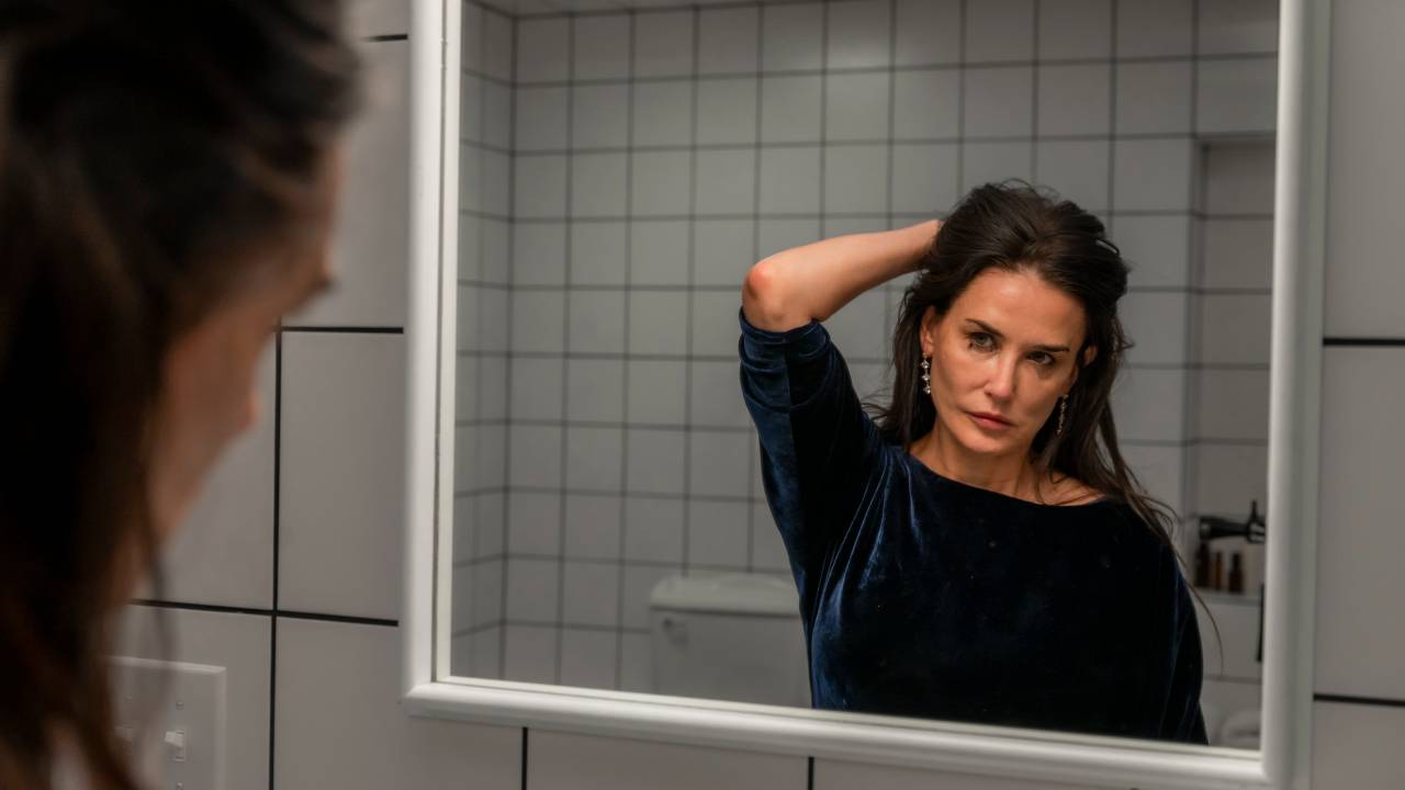 O polêmico filme de terror psicológico tem Demi Moore no elenco e satiriza ditadura da beleza