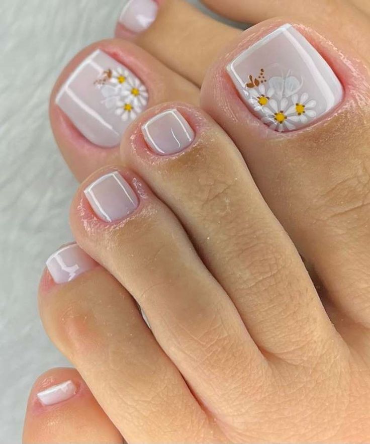 4 inspirações delicadas de nail art com flores para as unhas dos pés