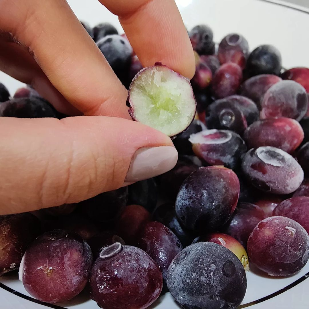 Uvas congeladas podem servir como petisco para as crianas em dias quentes, substituindo sorvetes