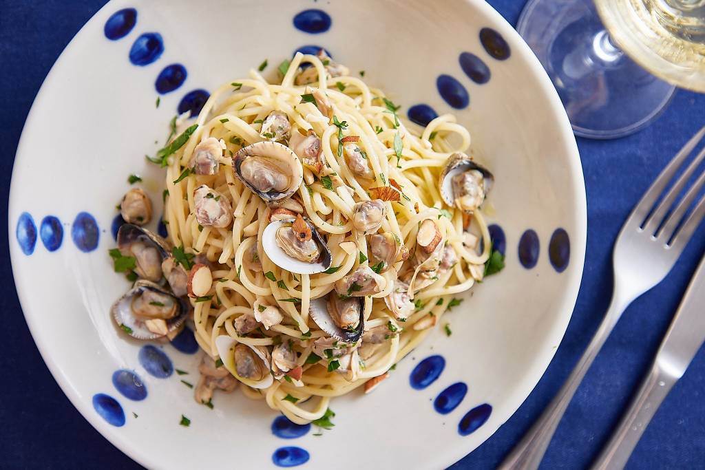 Spaghetti Vongole e Latte di Mandorle, do restaurante Lido Amici di Amici