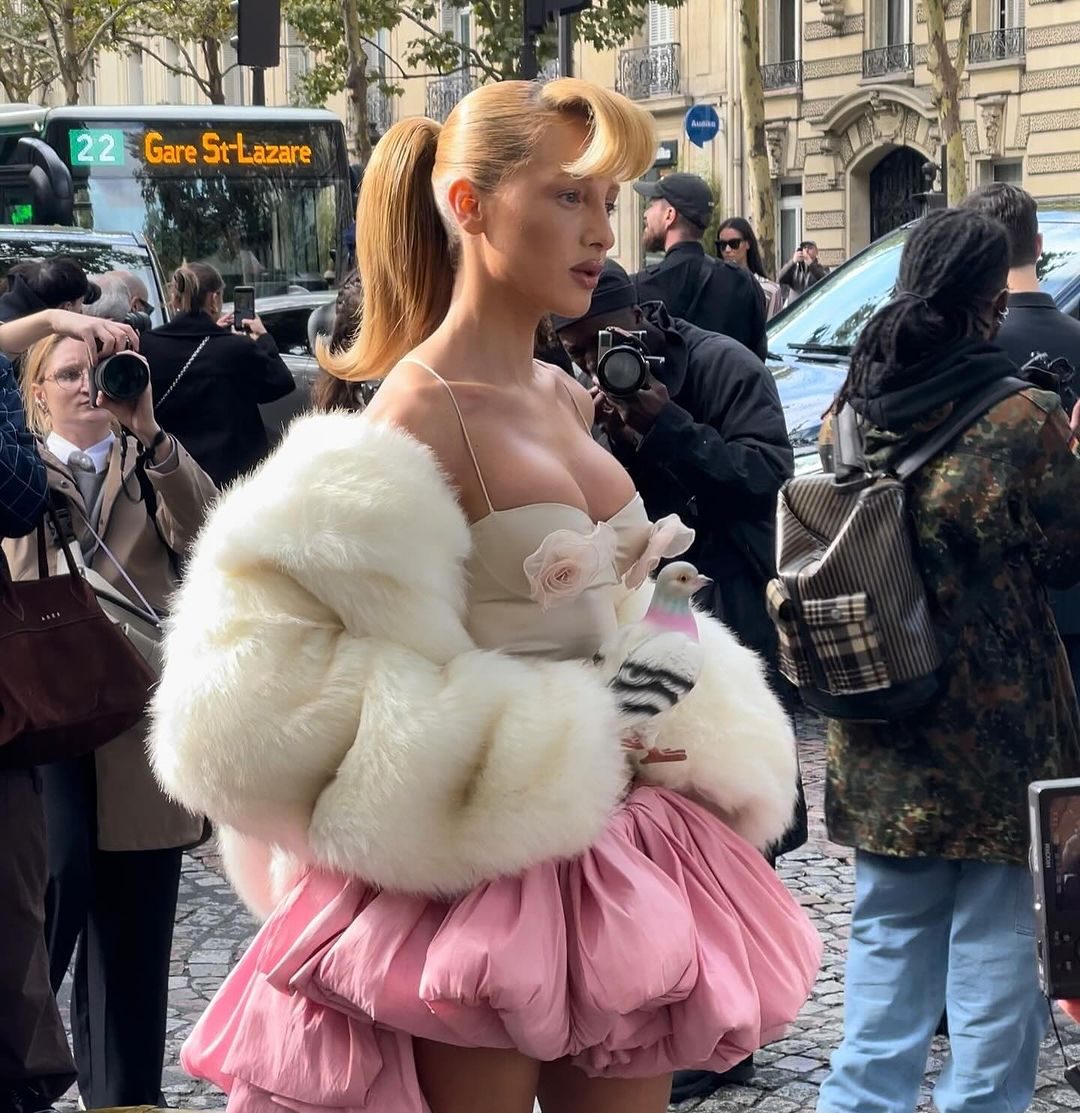 Malu Borges em desfile da Semana de Moda de Paris