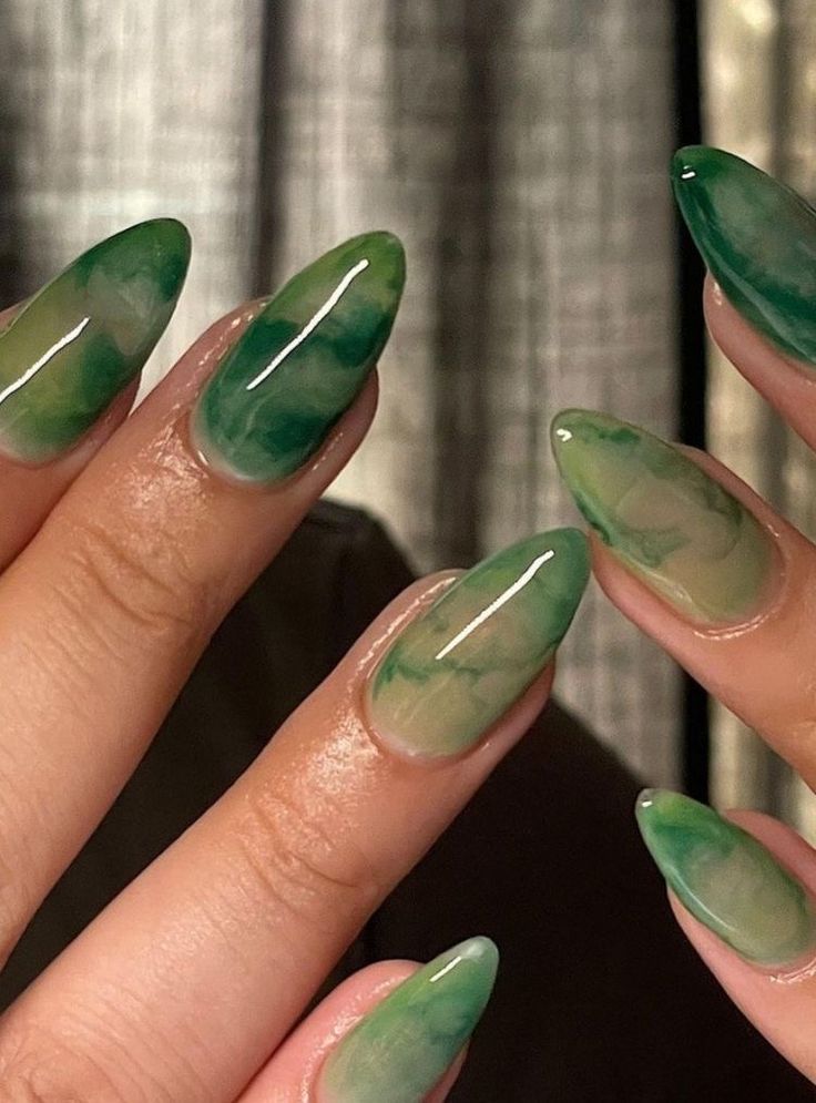 5 inspirações de unhas verdes decoradas para apostar nessa primavera