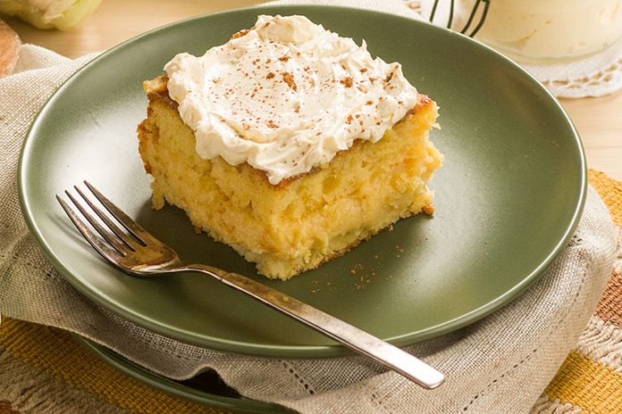 Bolo de fubá recheado com brigadeiro de milho para o café da tarde