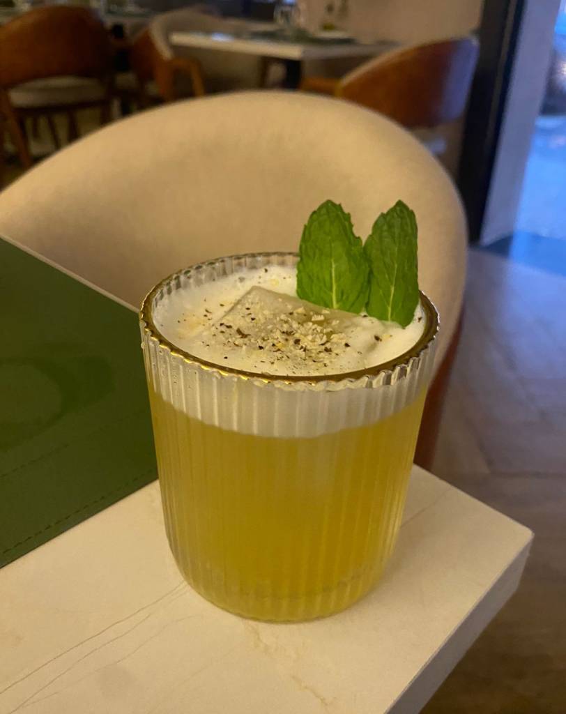 Caipirinha de cachaça com abacaxi e cumaru do AZvedo