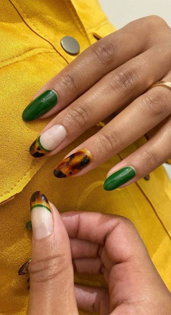 5 inspirações de unhas verdes decoradas para apostar nessa primavera