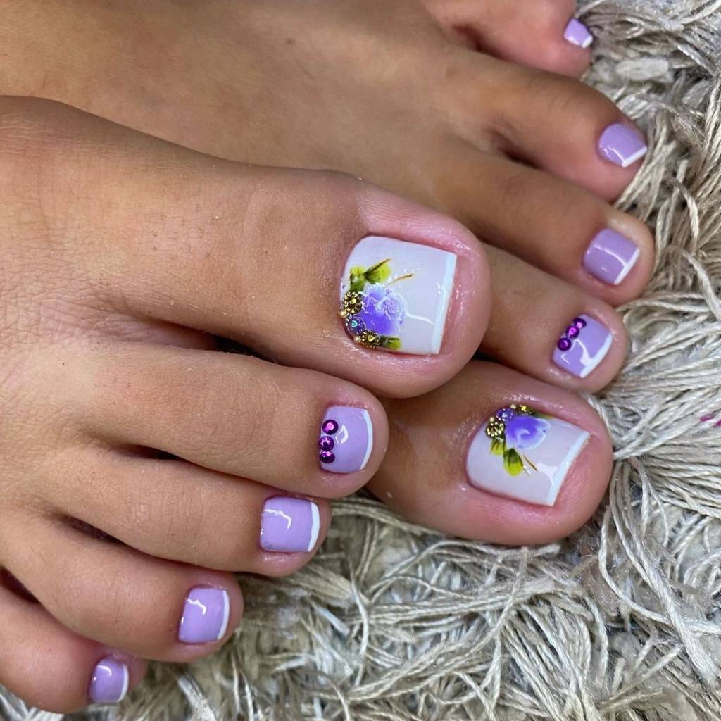 4 inspirações delicadas de nail art com flores para as unhas dos pés