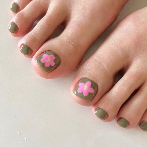 4 inspirações delicadas de nail art com flores para as unhas dos pés