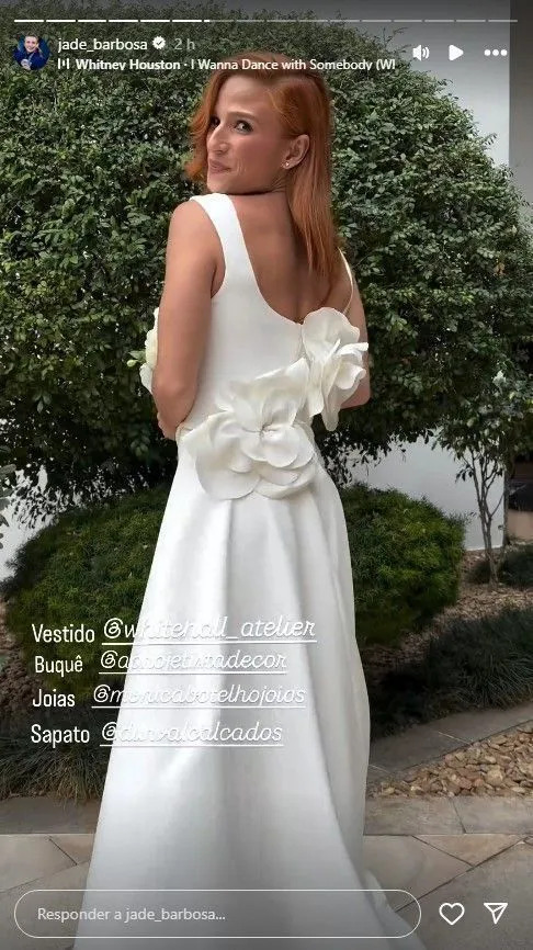 vestido-jade-barbosa-costas Corset com aplicações florais nas costas e sai longa foram a opção de Jade Barbosa