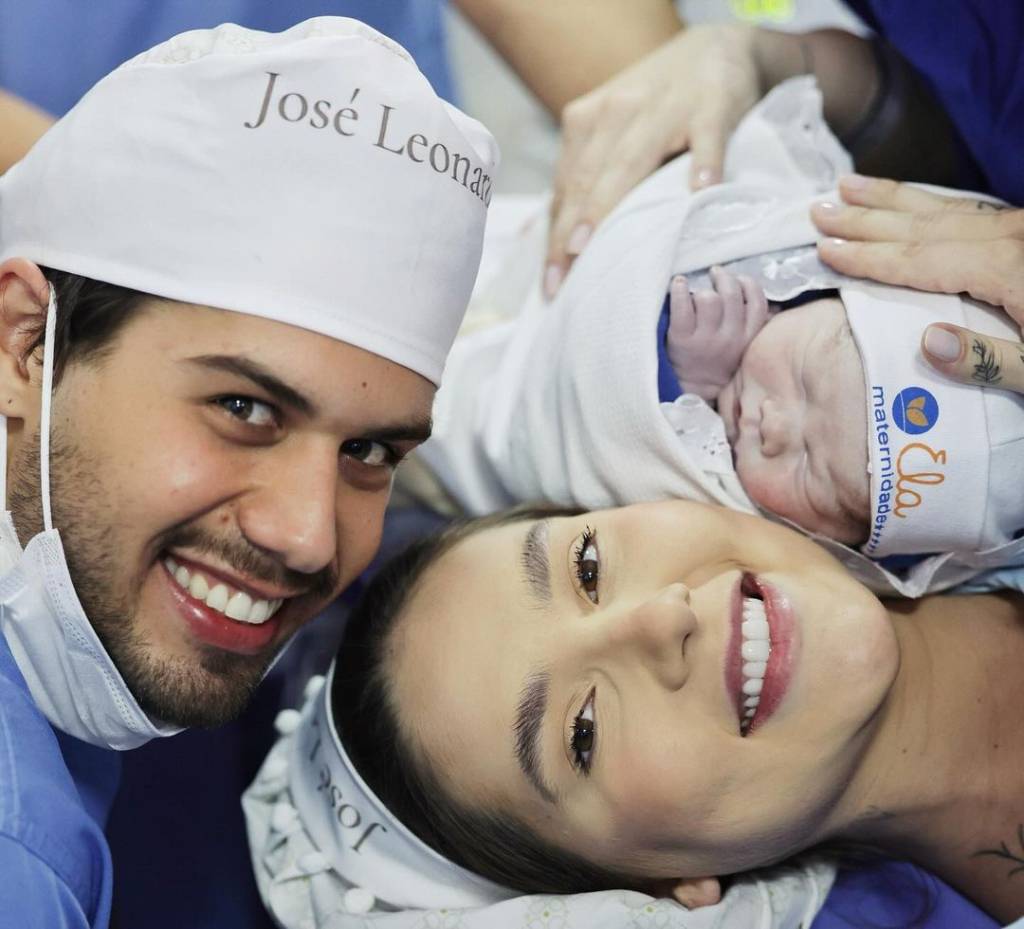 Entenda por que Virginia teve dois cirurgiões plásticos no parto