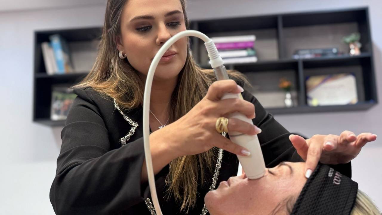 dra. Juliana Rampani, farmacêutica esteta e especialista em gerenciamento do envelhecimento cutâneo, destaca os benefícios de PIXIE PEN