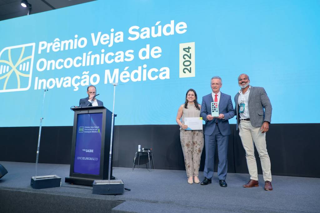 Representantes do TeleOncoped recebem o prêmio