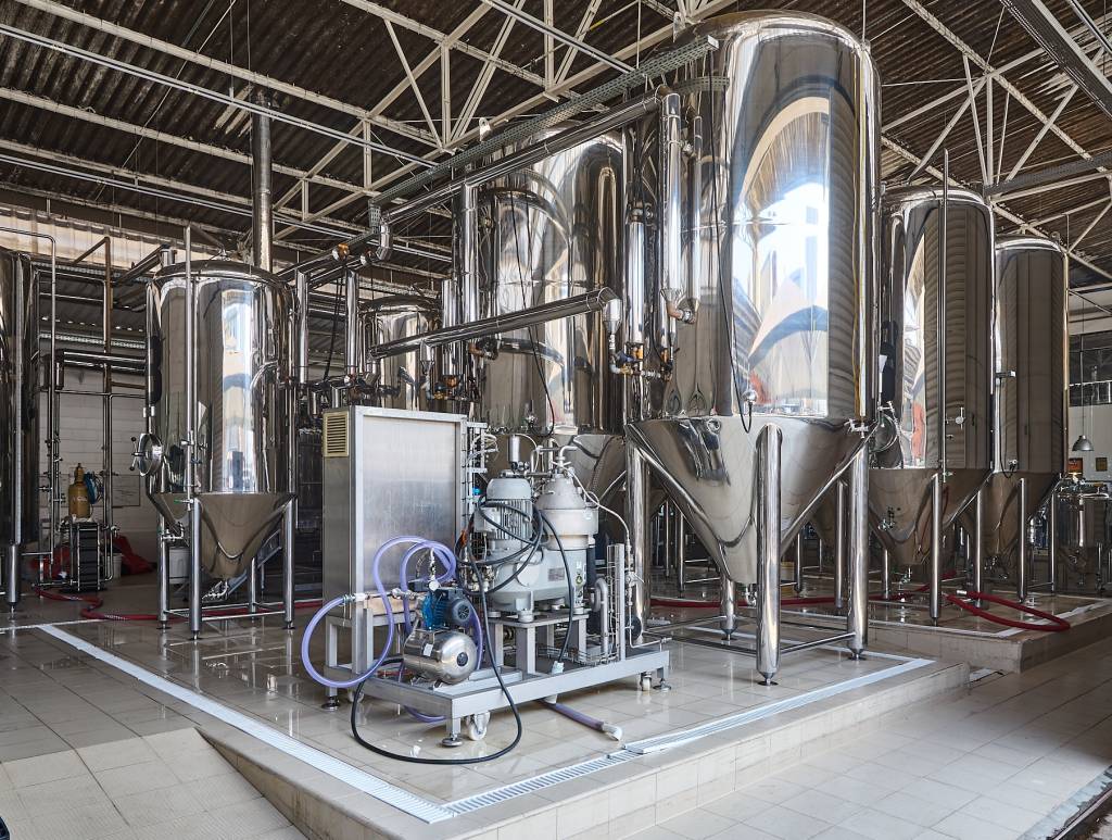 Arquitetura Tarantino – Outubro 2022 – TarantinoPhoto by Paulo Barbuto Malte e lúpulo passam por processos nesses tanques, até que a cerveja esteja pronta