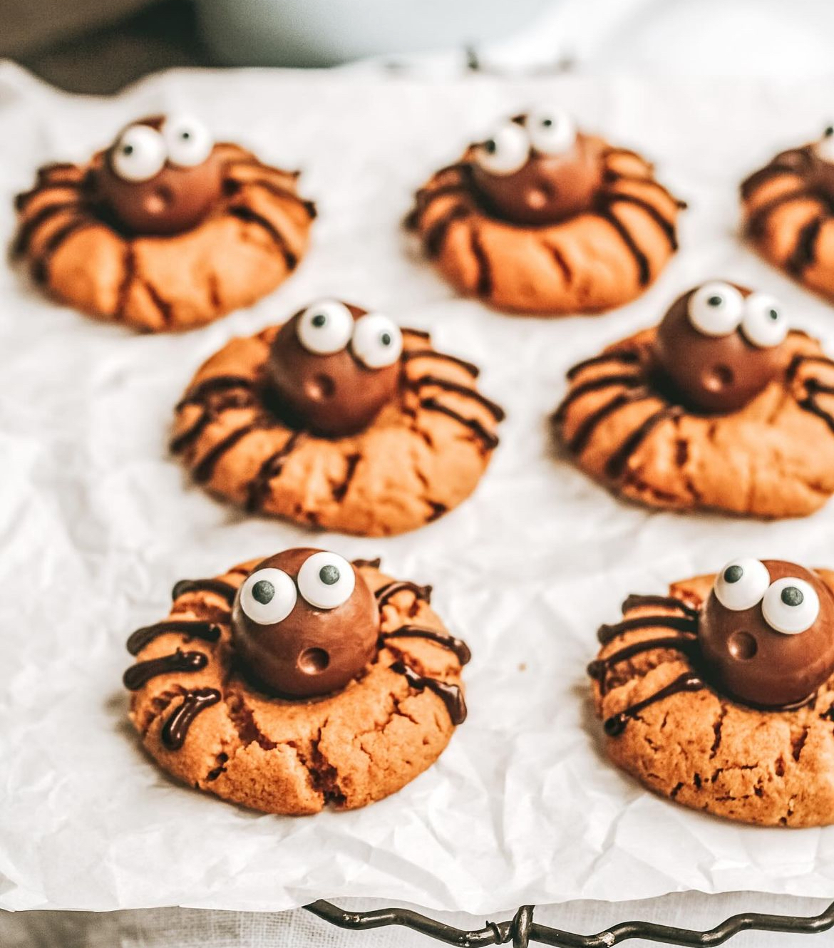 É possível reaproveitar doces e caprichar na decoração de Halloween