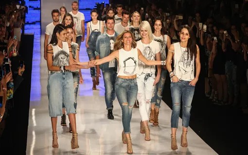 Gisele Bündchen encerrou a carreira no SPFW