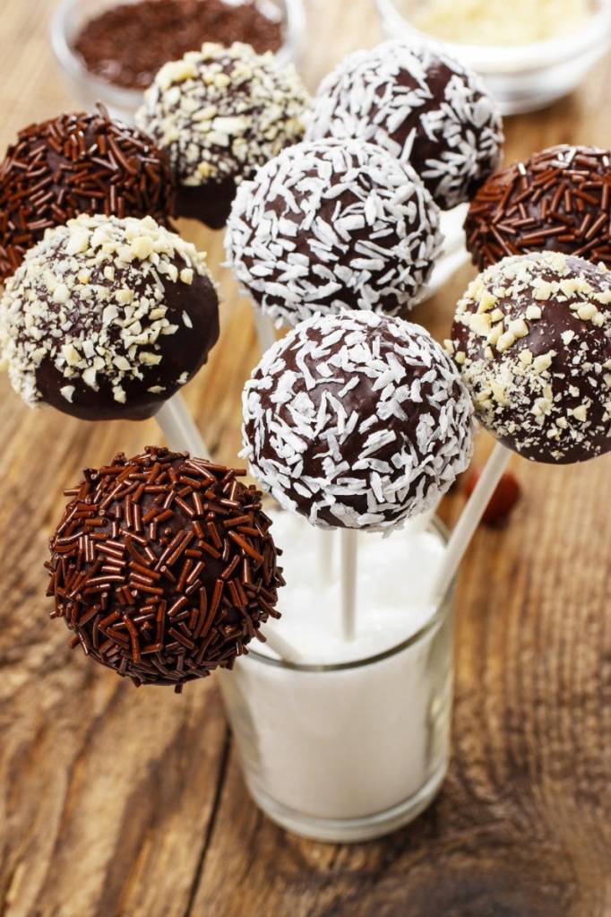 Brigadeiro de palito dá para ser feito junto com as crianças