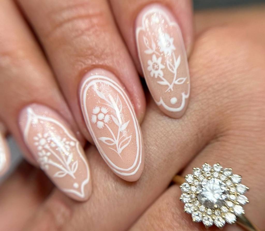 Unhas decoradas com desenhos permitem a expressão de personalidade