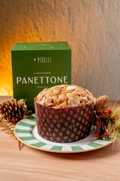 Piselli - Panettone Clássico Milanese, é feito de fermentação natural (Lievito madre – fermento natural trazido diretamente da Itália) deixando a massa, mas delicada e leve, incrementado com frutas cristalizadas, pistache, passas, amêndoas e especiarias (R$ 190 - 1kg)