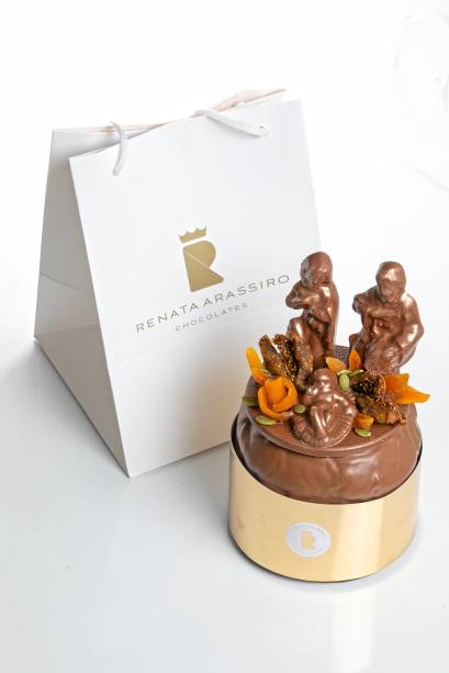 Renata Arassiro - Panetone de Presépio, tradicional panetone de frutas secas basilicata, com topping de presépio em chocolate belga decorado com frutas secas (R$ 265 - 750g)